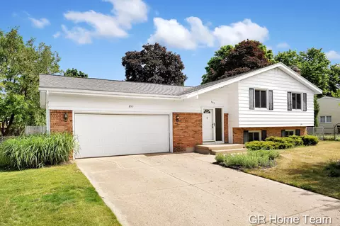 895 Bellewood Dr SE, Grand Rapids, MI 49508