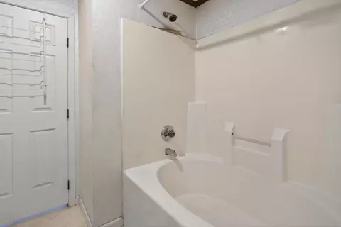 Bath - 3635 Hart Rd, Jackson, MI 49201 photo 5 of 5