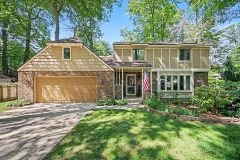 1365 Seminole Dr, Holland, MI 49424