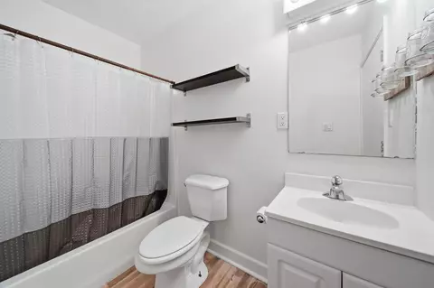 Bath - 825 Gerald Ave, Jackson, MI 49203 photo 2 of 4