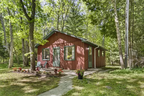 5328 Birch Trl, Honor, MI 49640