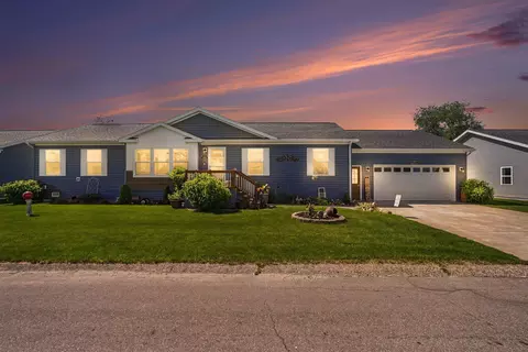 3676 Hollyfield Dr, Cedar Springs, MI 49319