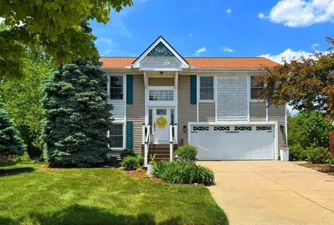 558 Thornhill Ct, Belleville, MI 48111
