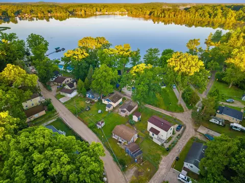 11106 Patterson Lake Dr, Pinckney, MI 48169