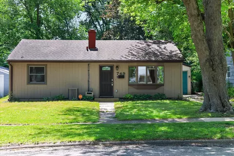 749 Denway Dr, Kalamazoo, MI 49008