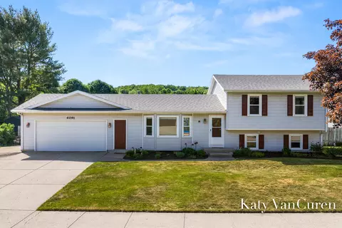 6091 Rogue River Meadows Dr NE, Belmont, MI 49306
