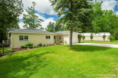 7170 Spring St, Alanson, MI 49706