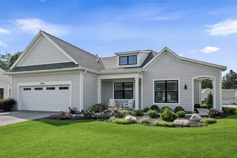 694 Bayshore Dr, Holland, MI 49424