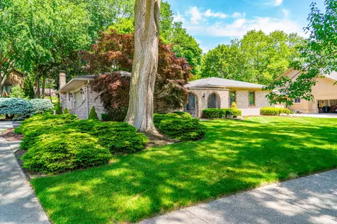 5097 Collington Dr, Troy, MI 48098