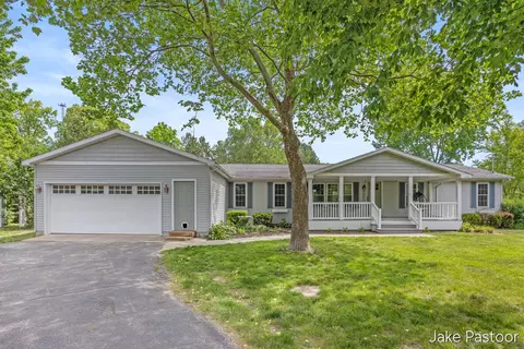 9951 10 Mile Rd NE, Rockford, MI 49341