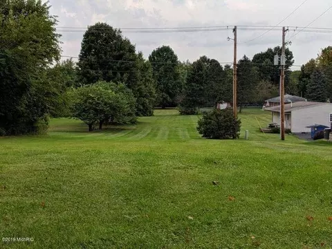 1025 E Front St, Buchanan, MI 49107