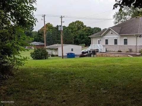1025 E Front St, Buchanan, MI 49107 photo 4
