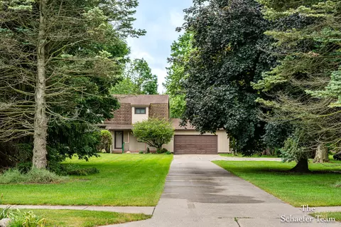 888 Bowes Rd SE, Lowell, MI 49331