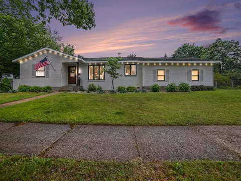 1202 Woodlawn Ave, Grand Haven, MI 49417