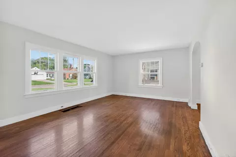 Living - 1109 S Webster St, Jackson, MI 49203 photo 2 of 9