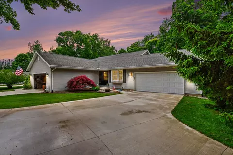 6920 Beechwood Dr, Saranac, MI 48881