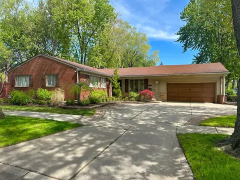 21203 River Rd, Grosse Pointe, MI 48236
