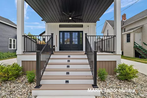 1423 Lakeshore Dr, Muskegon, MI 49441