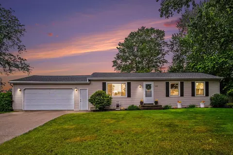 5495 Rockridge Dr NE, Comstock Park, MI 49321