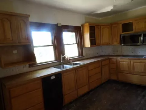 Kitchen - 667 W Southern Rd, Bronson, MI 49028 photo 2 of 2
