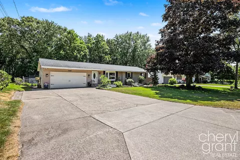 15888 Vinecrest Ave, Spring Lake, MI 49456