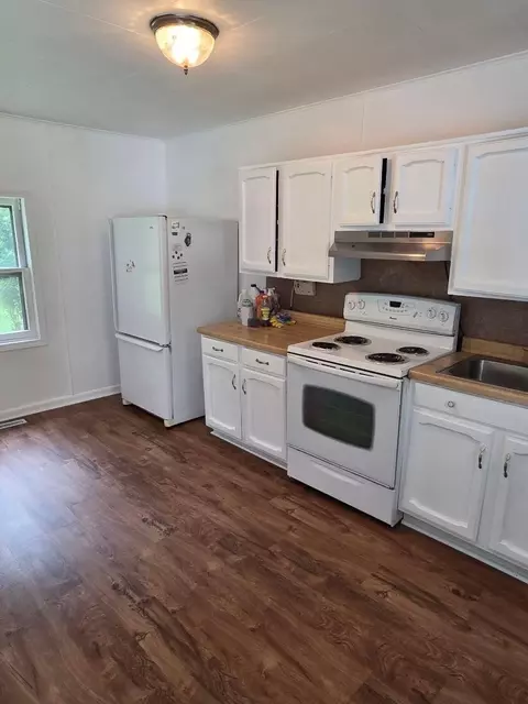 Kitchen - 6980 Wooster Rd, Jackson, MI 49201 photo 2 of 2