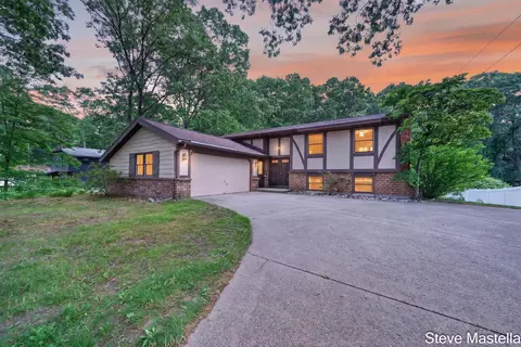 18746 N Fruitport Rd, Spring Lake, MI 49456