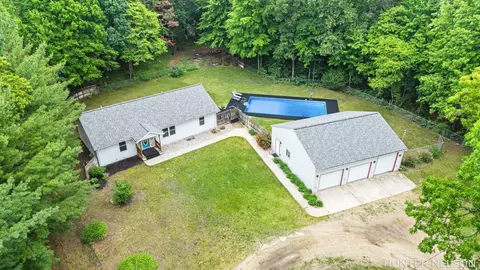 1081 E 98th St, Grant, MI 49327