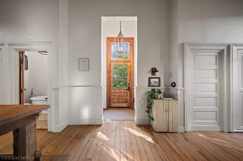 Entry Way - 1055 Mount Tabor Rd, Buchanan, MI 49107 photo 4 of 13