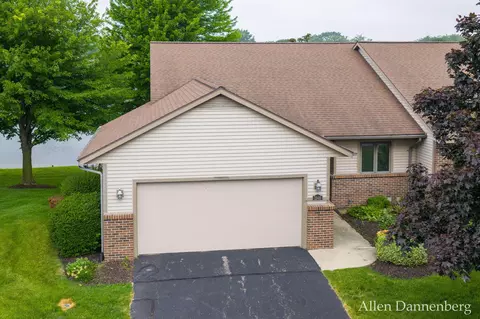 1946 Lakeview Dr, Zeeland, MI 49464