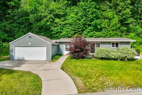 8735 Brower Lake Dr NE, Rockford, MI 49341