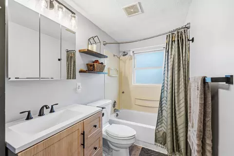 Bath - 5636 Juniper Dr, Jackson, MI 49201 photo 1 of 2