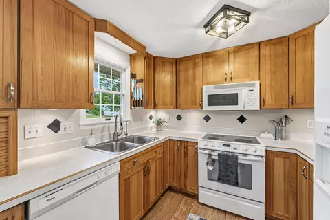 Kitchen - 5636 Juniper Dr, Jackson, MI 49201 photo 2 of 3