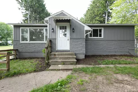 9470 Peck Rd, Greenville, MI 48838