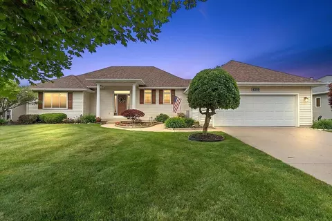 8259 Golfside Dr, Jenison, MI 49428