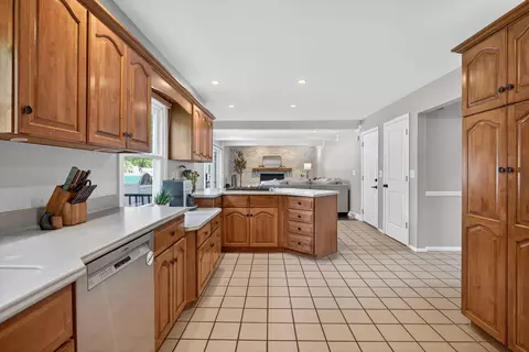 Kitchen - 5912 Salabelle St, Jackson, MI 49201 photo 2 of 7