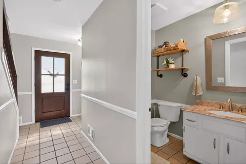 Entry Way - 5912 Salabelle St, Jackson, MI 49201 photo 1 of 2