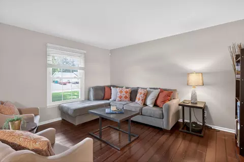 Living - 5912 Salabelle St, Jackson, MI 49201 photo 2 of 4