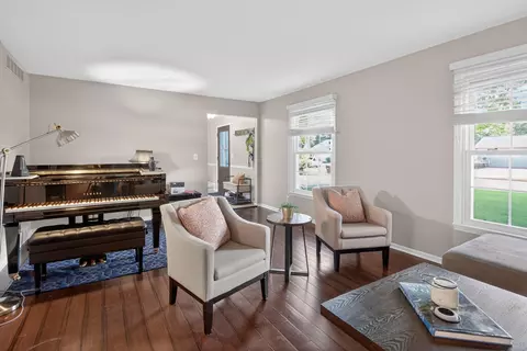 Living - 5912 Salabelle St, Jackson, MI 49201 photo 4 of 4