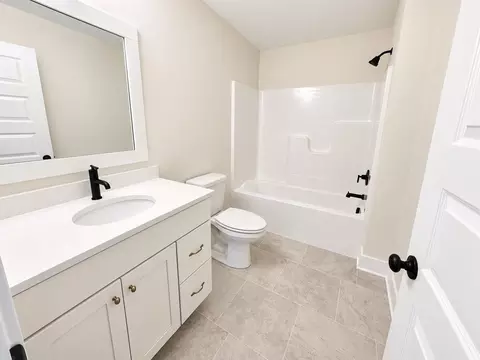 Bath - 3375 Eagle Peak Dr, Jenison, MI 49428 photo 4 of 4