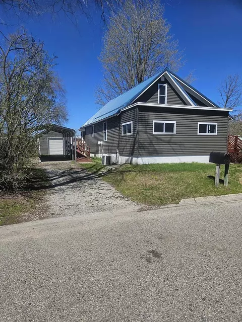 625 Cunningham St, Clare, MI 48617