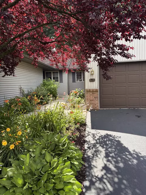 828 Highbanks Dr #21, Allegan, MI 49010