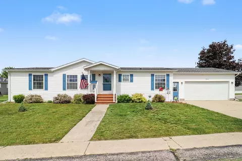 600 Peach Ln, Fremont, MI 49412