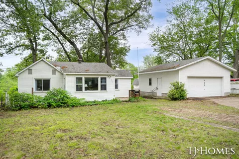 423 Collins Ave, Muskegon, MI 49444