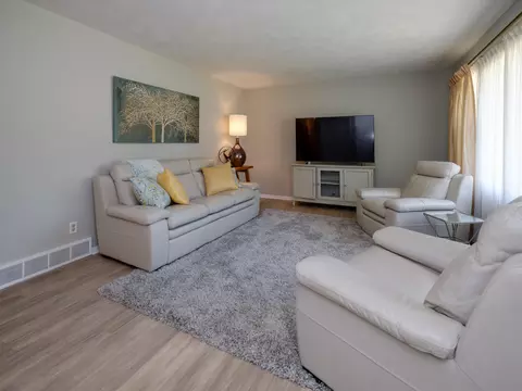 Living - 600 N Drive Dr E, Marshall, MI 49068 photo 3 of 5
