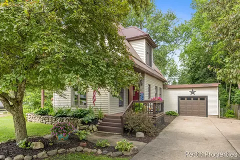 417 S Stewart Ave, Fremont, MI 49412