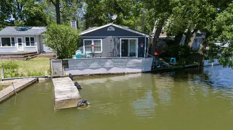 34453 Edgewater Dr, Paw Paw, MI 49079