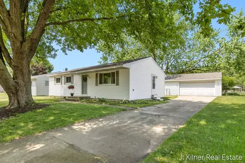 1500 Carol Lynne Dr, Lowell, MI 49331