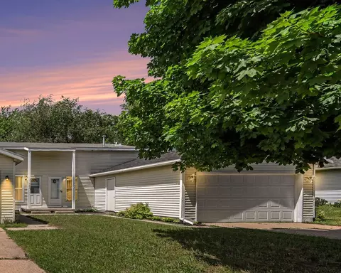 423 Pine Place St SE, Grand Rapids, MI 49548