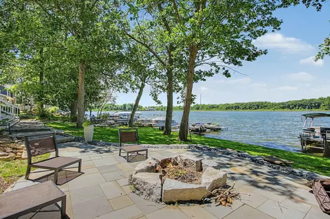 8565 Oakwood Ct, Jackson, MI 49201